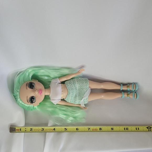 Rainbow High Daphne Minton Doll Adult Owned Great Condition 11" - Picture 4 of 14